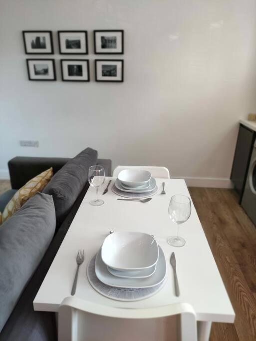 The Old Bar In Wiltshire - 1 Bedroom Guesthouse Chippenham  Exteriör bild