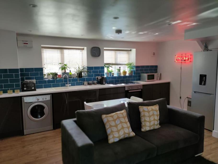 The Old Bar In Wiltshire - 1 Bedroom Guesthouse Chippenham  Exteriör bild