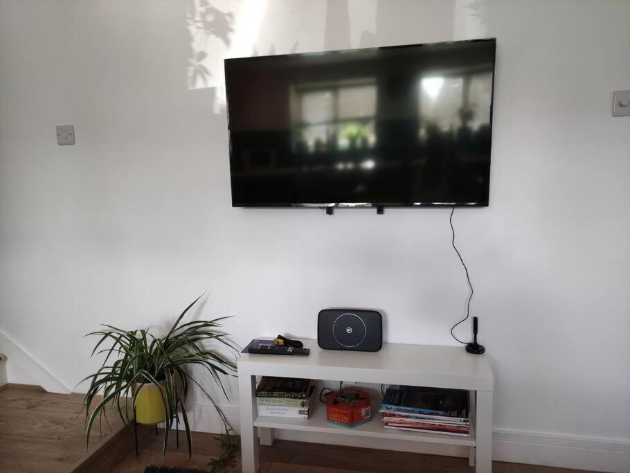 The Old Bar In Wiltshire - 1 Bedroom Guesthouse Chippenham  Exteriör bild