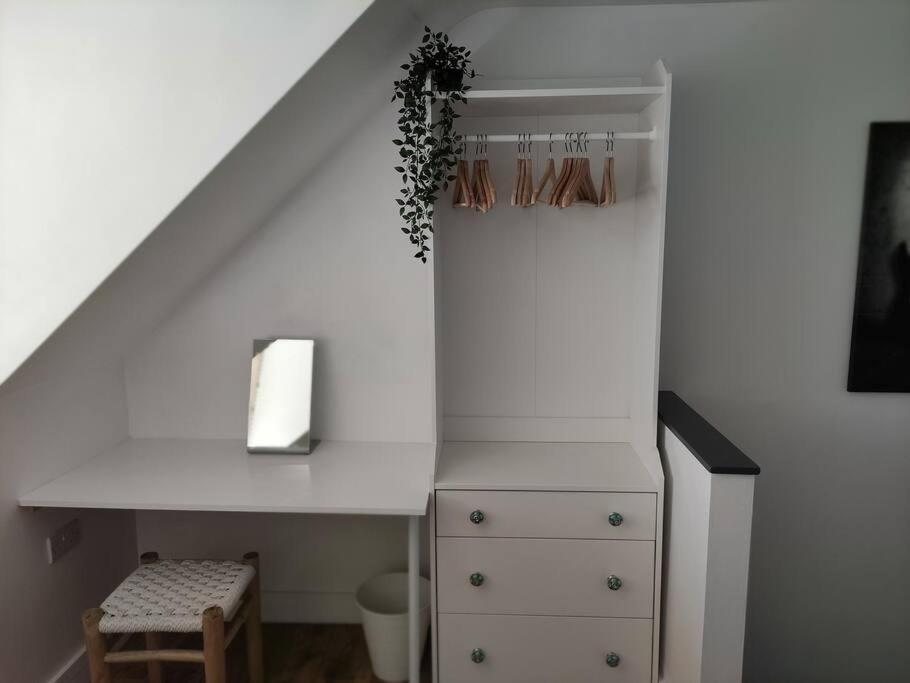 The Old Bar In Wiltshire - 1 Bedroom Guesthouse Chippenham  Exteriör bild